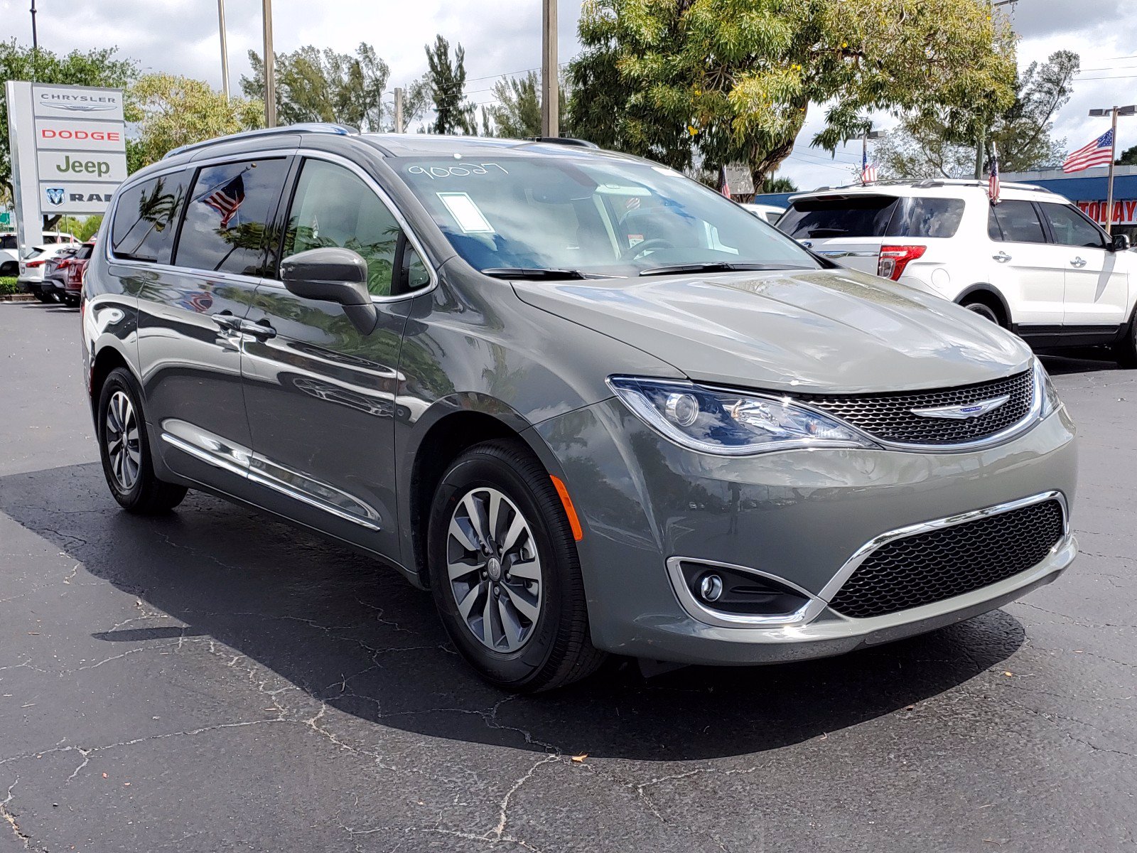 Chrysler pacifica touring l